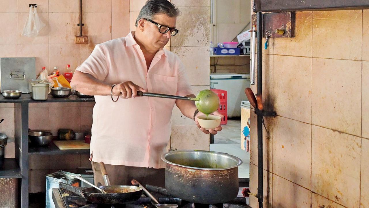 Chef Tehmtan Dumasia cooking at the Ripon Club, Kala Ghoda, Fort on May 15. Pic/Sayyed Sameer Abedi