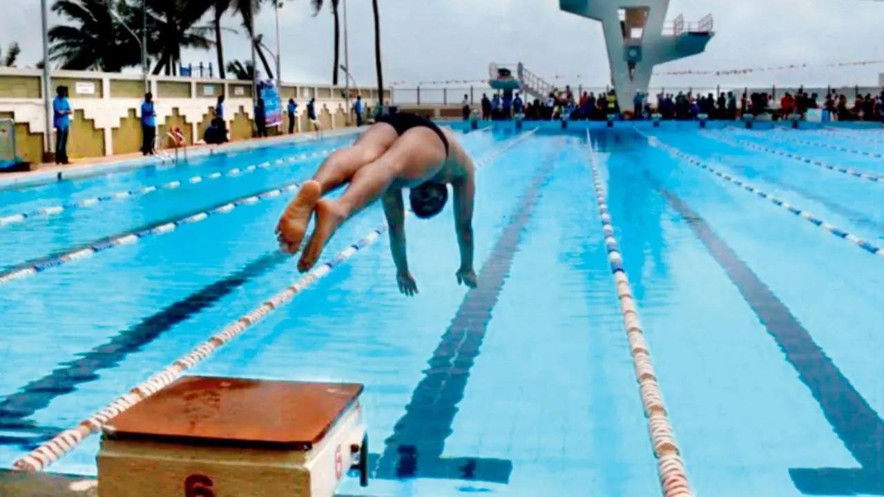The Pranshukhlal Mafatlal, GirgaumA great spot for a refreshing dip, but access requires a friend with a membership. Avoid Sundays  —  locals warn “bahut gardi rehta hai!” (it gets crowded).
Time: 7 am to 12.30 pm and 4 pm to 8.30 pmPrice: Rs 240