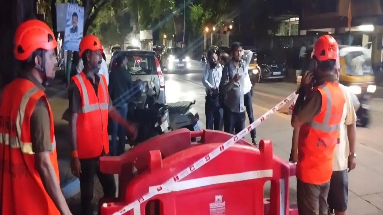 Drainage chamber collapse creates 10-foot-deep cavity on road in Thane