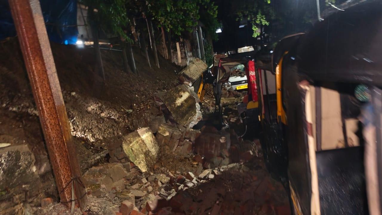 As per the Regional Disaster Management Cell (RDMC) of the TMC, the wall—measuring around 50 feet in length and 6 feet in height—collapsed on Road No. 27, near C.P. Talav