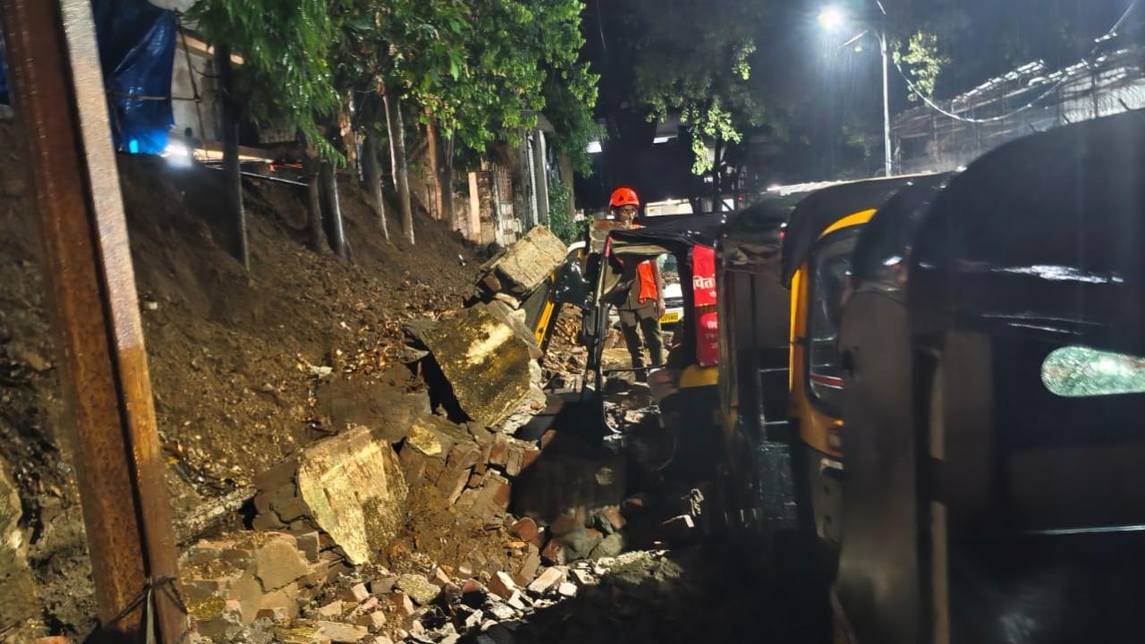 The RDMC team responded promptly with a pickup vehicle, assessed the situation, and cordoned off the area with barricades to ensure public safetyThane Municipal Corporation's disaster management cell)