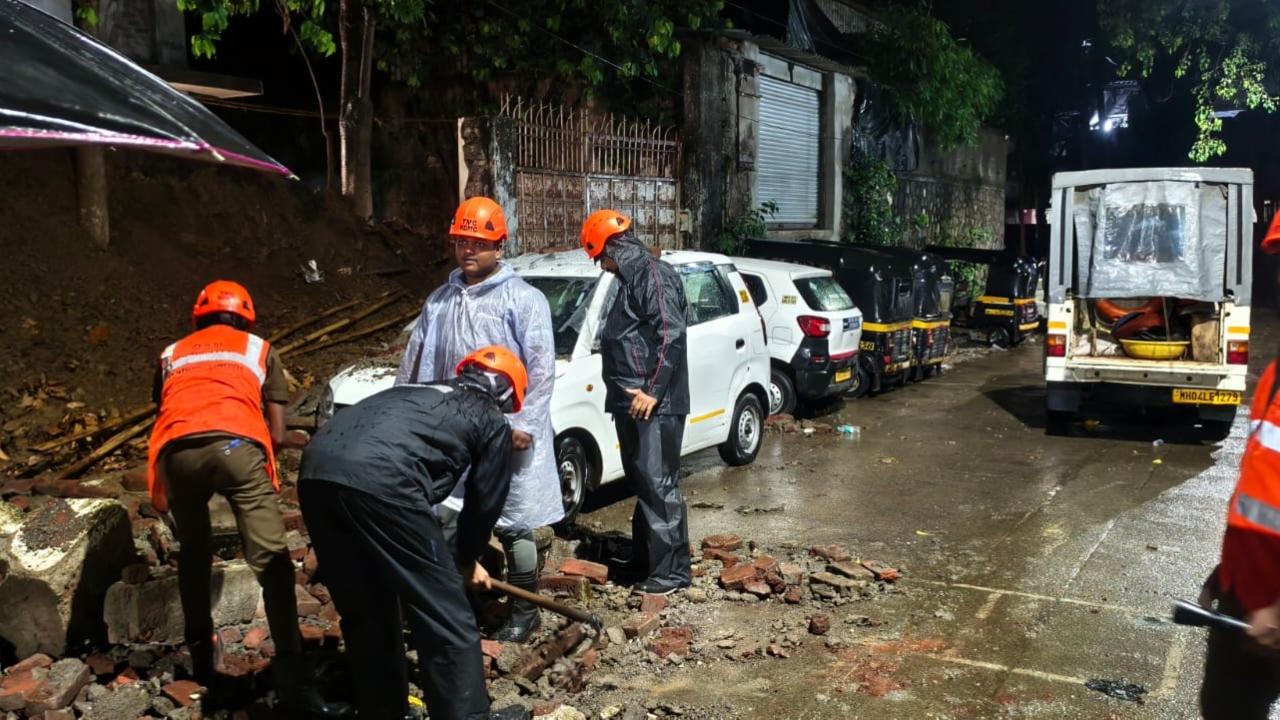 According to the Regional Disaster Management Cell (RDMC) of the TMC, the security wall—approximately 50 feet in length and 6 feet in height—belonging to Equinox Pvt. Ltd. on Road No. 27, near C.P. Talav, collapsed onto vehicles parked alongside the road