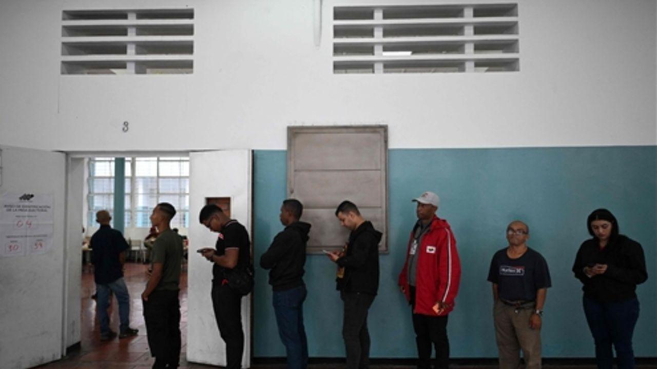 About an hour after polls opened, around a dozen voters were outside the country's largest voting centre, located in the capital a stark contrast with the hundreds who were already in line around the same time for the July 28 presidential election