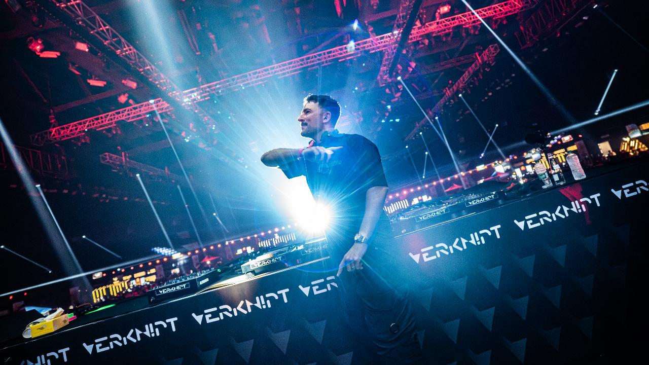 6EJOU fired up the dancefloor with an intense set, spinning fan-favourites like ‘Red Bunker’ and ‘How Could You’ among other tracks on the night