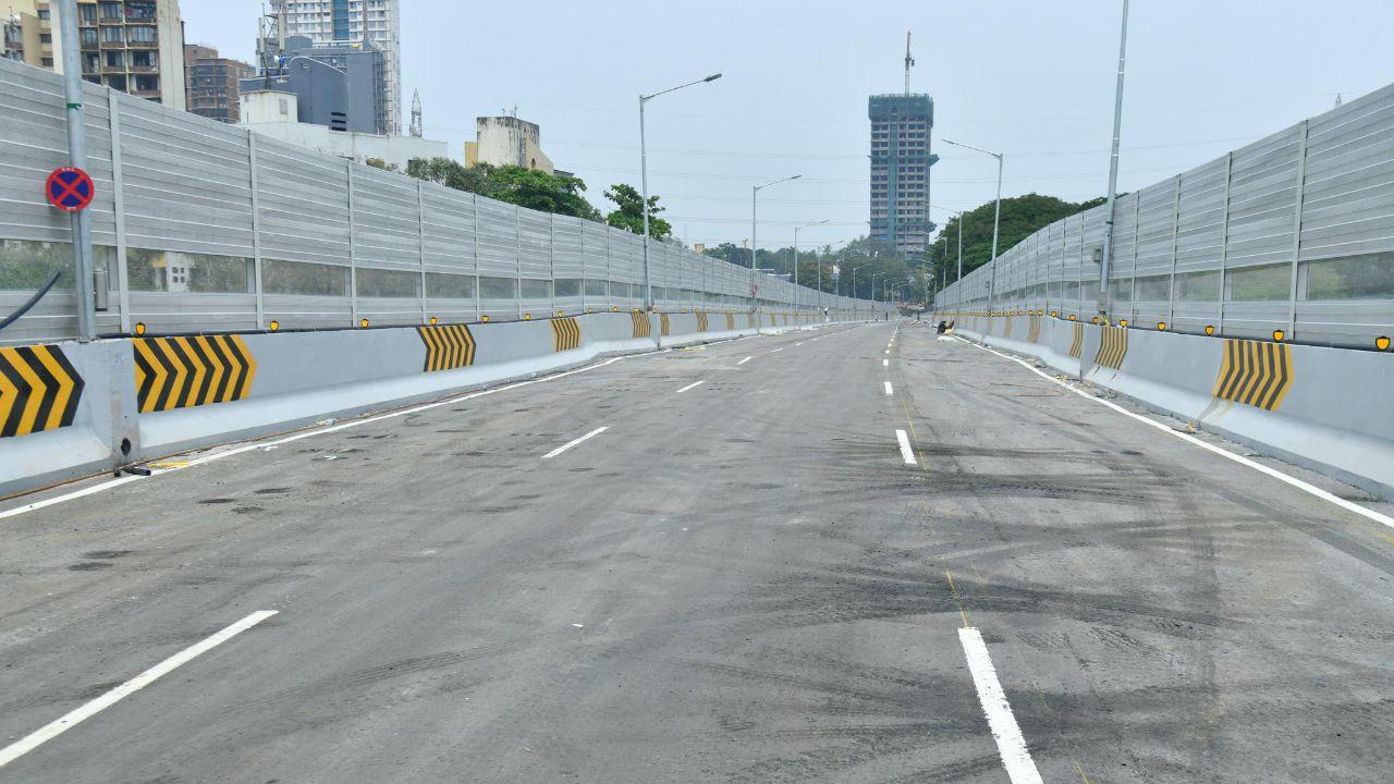 The flyover spans 70 meters within railway limits, 155 metres on the eastern side (P D’Mello Road), and 255 metres on the western side (Mohammed Ali Road)