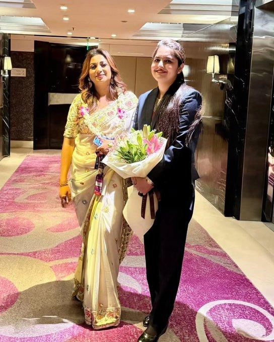 Pictures of Shreya Ghoshal at the Jio Convention Centre have emerged on social media. It was reported that on May 1st, Shreya Ghoshal would take center stage at the prestigious WAVES Summit inauguration ceremony, marking a deeply moving moment in India’s cultural calendar