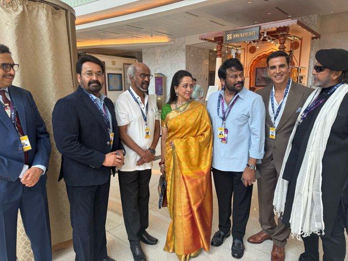 While Hema Malini looked pretty as always in a yellow saree paired with a contrasting green blouse, Akshay Kumar and Mohanlal looked smart in formal suits. It was Rajinikanth and Chiranjeevi's simplicity that stole our hearts