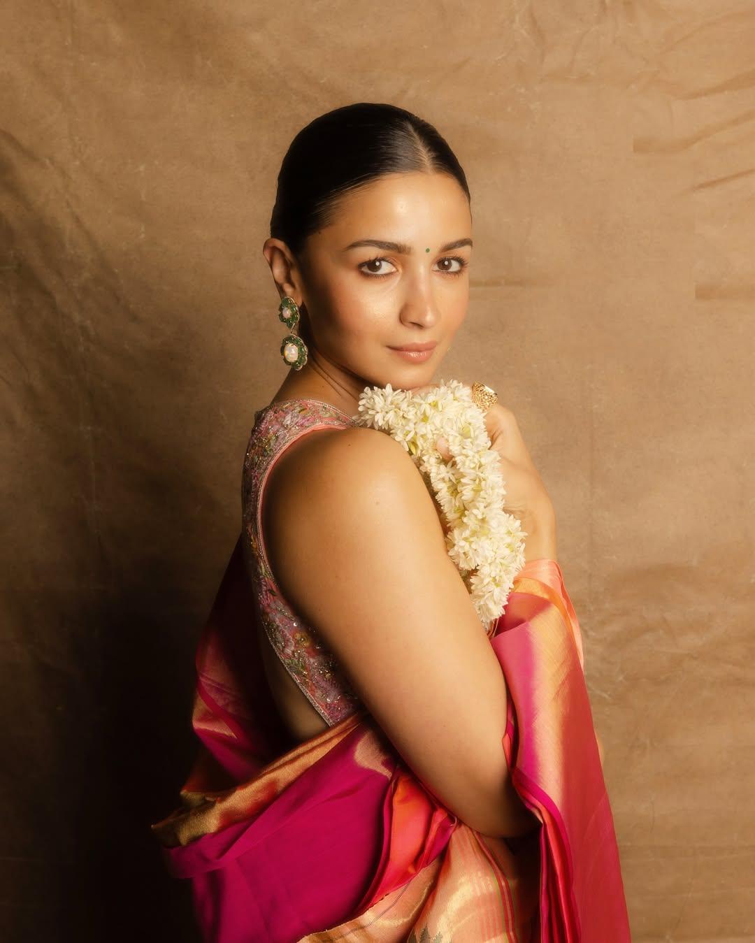 The actress turned into a proper Marathi mulgi to slay her look at the grand event. She wore a pink and orange Nauvari-inspired outfit and, god, she killed it and how!
