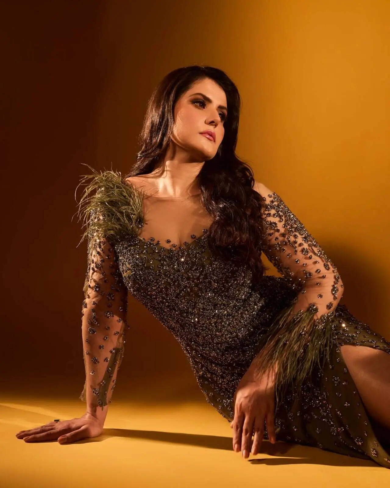 As for her makeup, it was nothing short of stunning — every detail was on point. She opted for a flawless base, paired with tinted lips that added just the right amount of warmth and depth to her face. Her eyes were enhanced with smudged eyeshadow, creating a smoky, sultry look