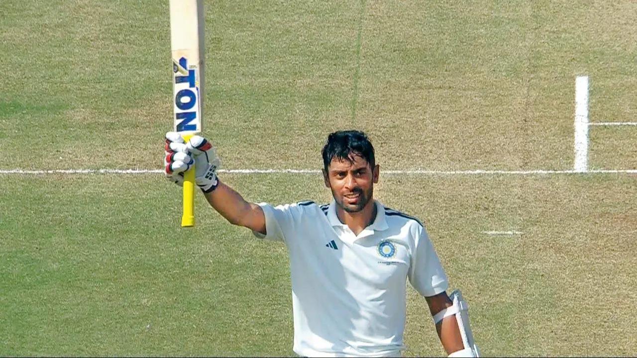 Abhimanyu Easwaran
Abhimanyu Easwaran has been included in India's Test squad on numerous occasions, but has yet to receive his debut cap. With 101 first-class games, 7,674 runs at an average of 48.87, 27 centuries and 29 fifties behind him, Easwaran surely does make for a tempting option