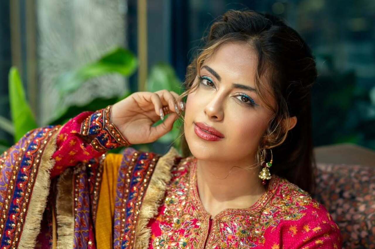 Avika looked like a vision in the beautiful suit set. The actress tied her hair back in a stylish hairstyle and wore minimal makeup, but it was her blue liner and stunning jhumkas that stole the show