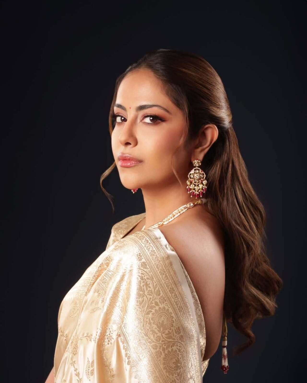 Is your family a fan of heavy sarees and you just can’t deal with it? We’ve got you covered, Avika Gor’s this saree can fulfil your family’s wish without you having to wear something too heavy