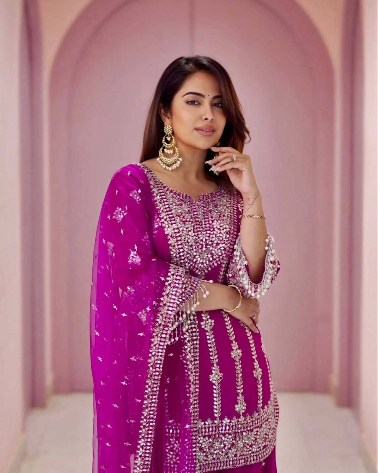 Avika doesn't seem to be a fan of heavy makeup, as in this look as well, she kept it minimal and let her natural beauty shine