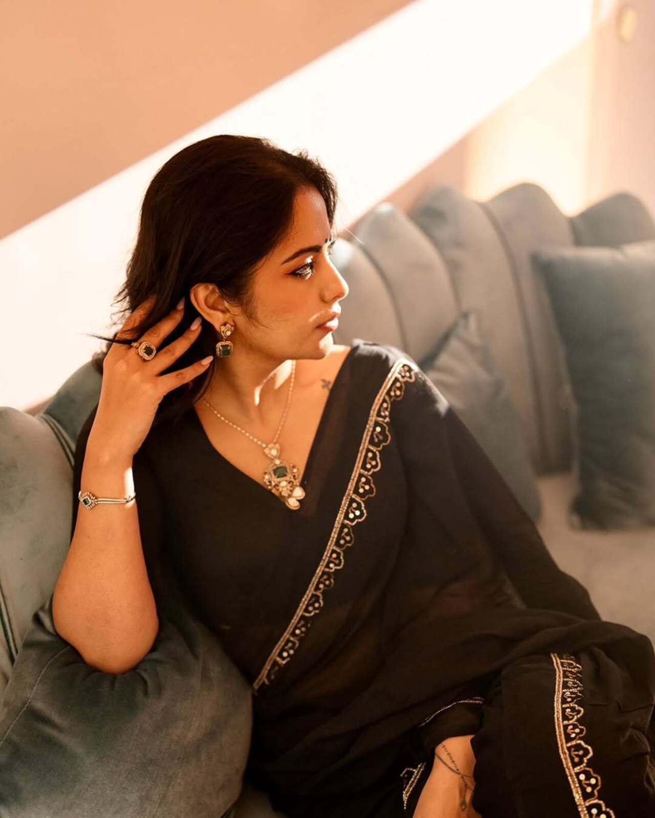 The actress’ saree featured golden borders, creating the perfect contrast. Avika paired her saree with a black blouse and picked perfect jewellery to complement the look