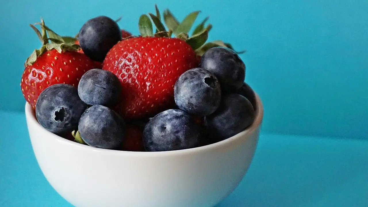 Drinking black tea, eating berries, apples may help in healthy ageing: Study