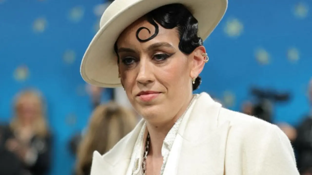 Breanna Stewart, a three-time WNBA champion, arrived in a tailored white suit with a long, flowing jacket and a coordinating hat, embracing a sleek and commanding aesthetic