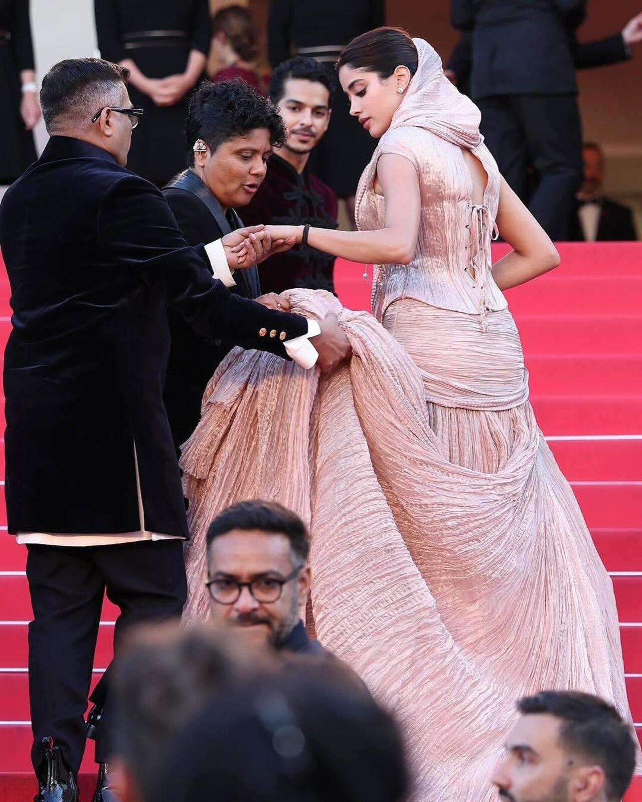 On Tuesday night, Janhvi walked the iconic red carpet of the prestigious film festival with the team of her film, Homebound. She left no stone unturned to steal attention with her outfit
