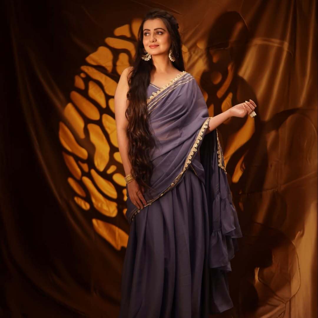 Pretty woman, for sure. In this stunning saree look, Chahat had our hearts. The actress beautifully draped a purple saree with a golden border and paired it with a strappy blouse