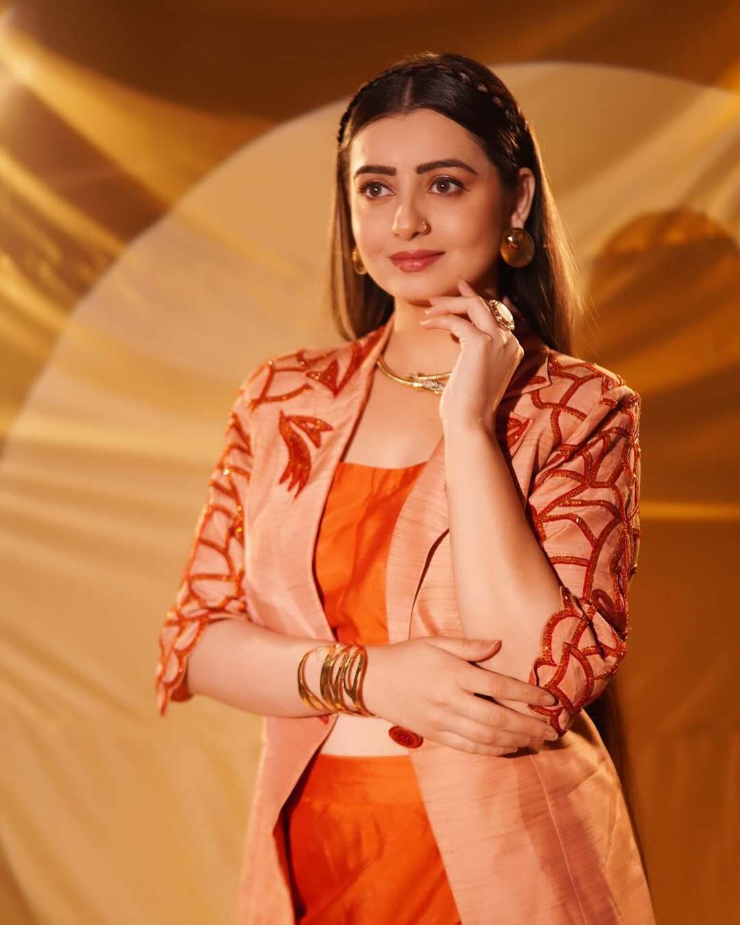 An orange crop top paired with a matching long skirt and a complementing blazer had Chahat looking like a queen. Her long hair never fails to leave us in awe