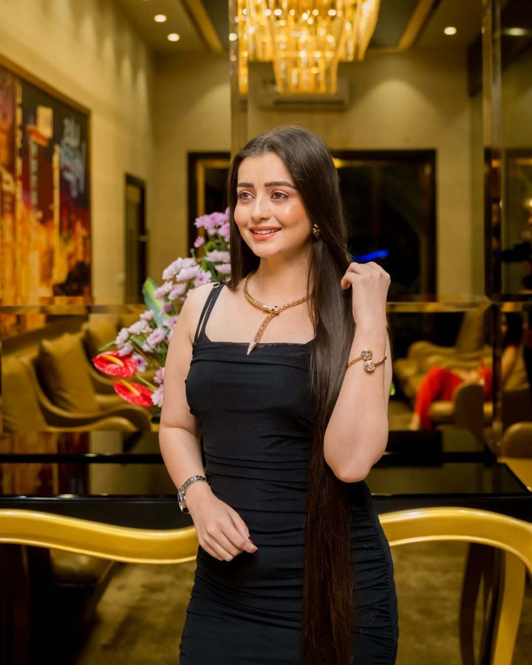 For accessories, Chahat wore a unique neckpiece that looked like a snake and beautiful bracelets on both hands. Her golden earrings perfectly complemented the look