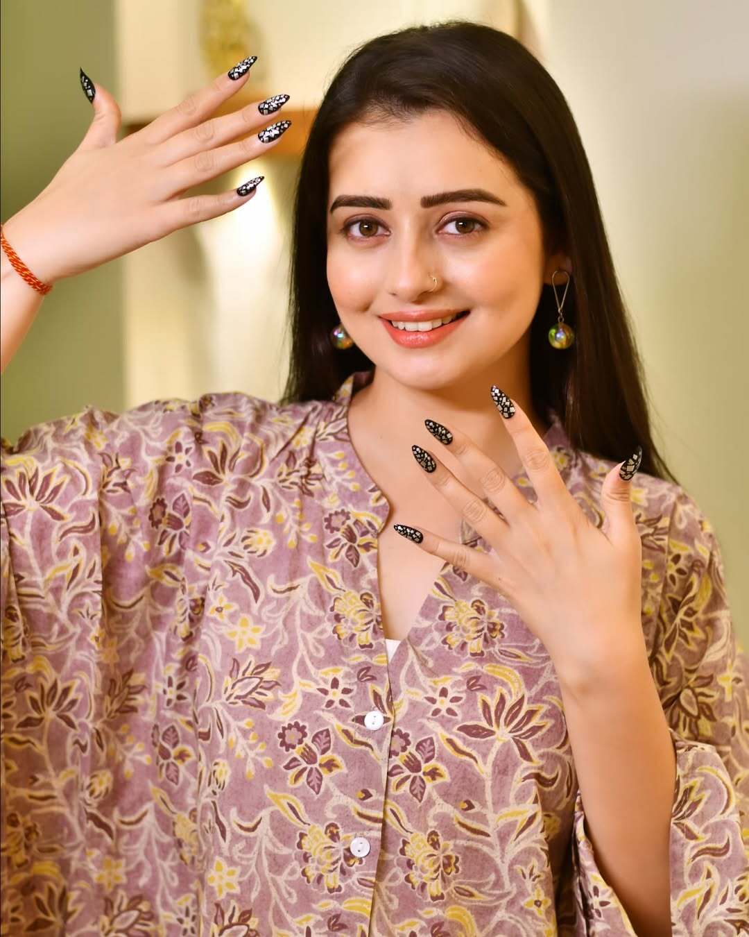 To accessorize, she wore small earrings — and can we talk about those pretty nails? Total envy!