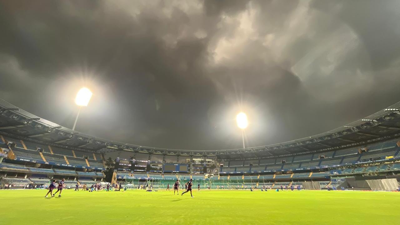 According to the IMD’s latest bulletin, thunderstorms accompanied by lightning, moderate rainfall, and gusty winds ranging between 40 to 50 km/h are likely to affect isolated parts of Mumbai