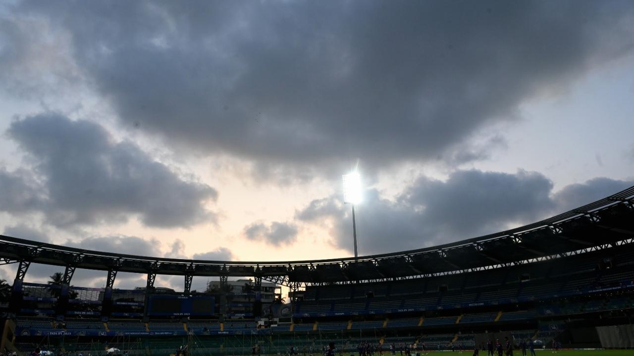 Dark clouds were on Monday evening seen above Wankhede Stadium and nearby areas in Churchgate of south Mumbai. Pics/Satej Shinde