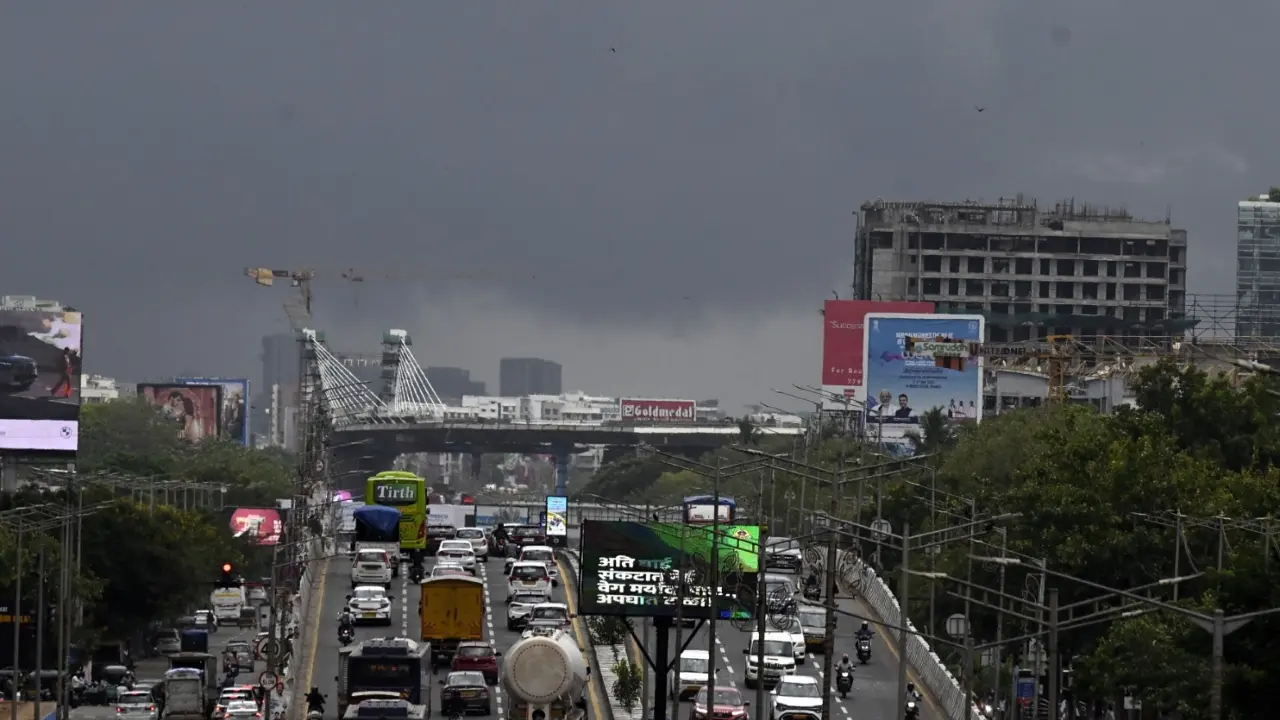 Rain and thunder activity began late Tuesday across Mumbai, Thane, and parts of Palghar, following a day of unusually high temperatures