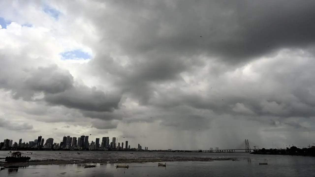 Mumbai has been receiving moderate and light spells of rains on regular intervals since Tuesday night. Pics/Ashish Raje