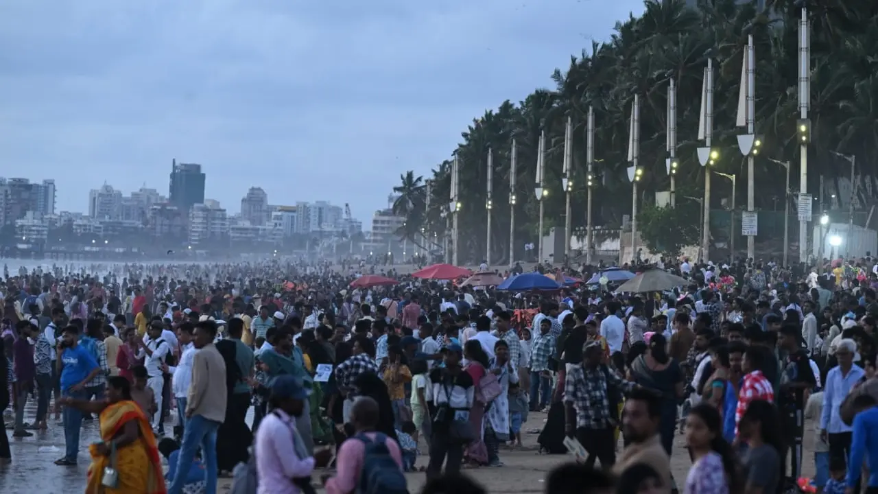 The weather department predicted that the temperatures in Mumbai were likely to range from a cool 25 degrees Celsius in the morning to a warm 33 degrees Celsius during the day