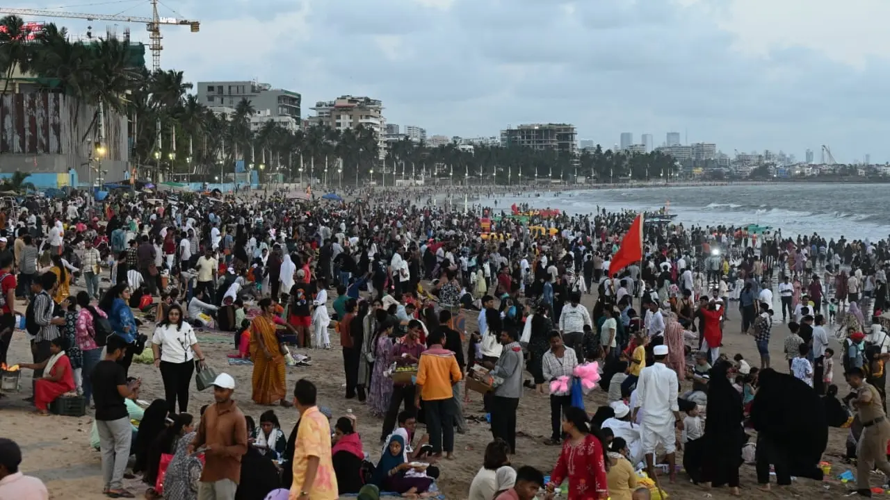 On Friday, the Santacruz observatory in suburban Mumbai recorded a maximum temperature of 32.6 degrees Celsius and a minimum temperature of 23.5 degrees Celsius