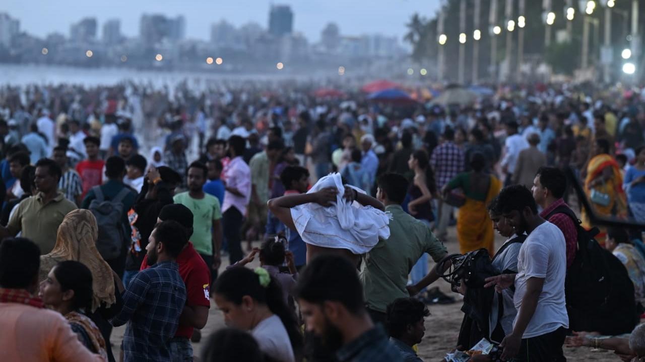Juhu Beach was on Friday filled with families, children, and tourists enjoying snacks, sea views, and the fresh air