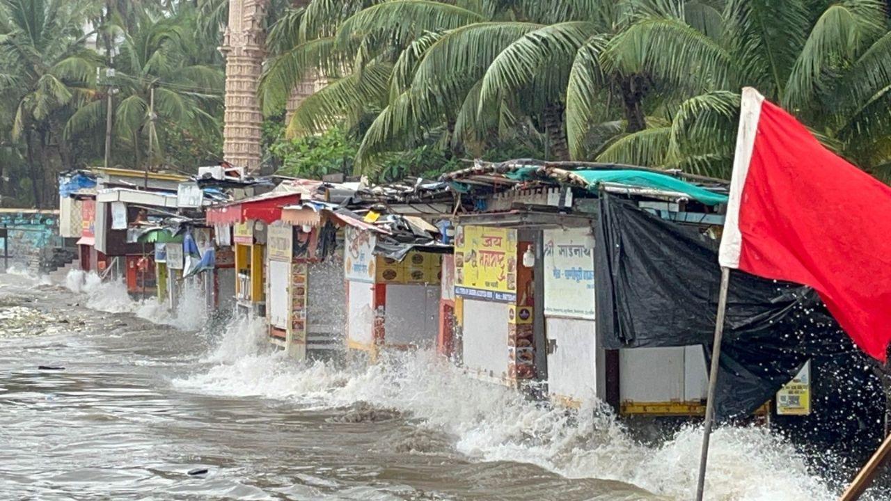 The otherwise bustling shoreline turned quieter as choppy waves lapped against the beachside, leaving behind a sheen of moisture that reflected the grey, overcast sky. Pic/ Ashish Raje