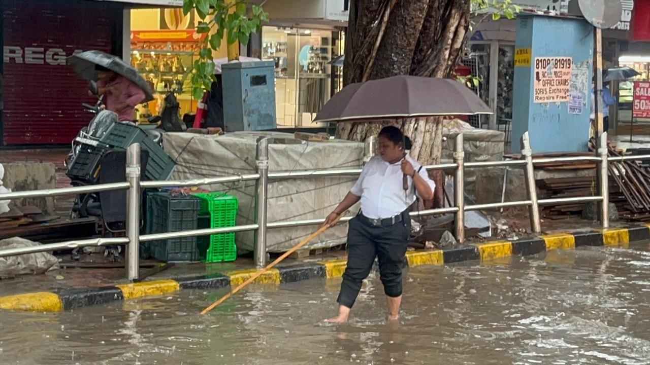The deluge also submerged key flyovers, including the Nana Shankar Shet flyover and the Dadar to Sion flyover, further exacerbating the city’s already gridlocked traffic situation. Pic/ Ashish Raje
