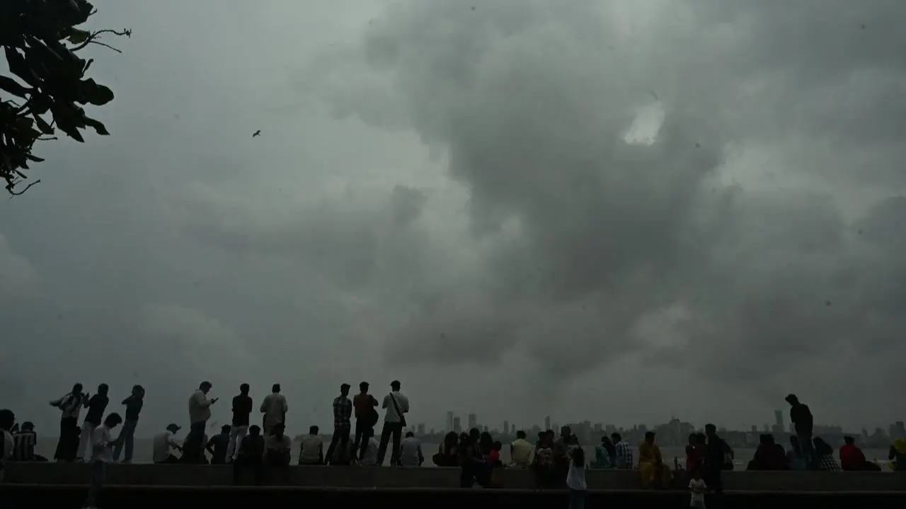 IN PHOTOS: Mumbai under thick cloud cover as city witnesses pre-monsoon rains