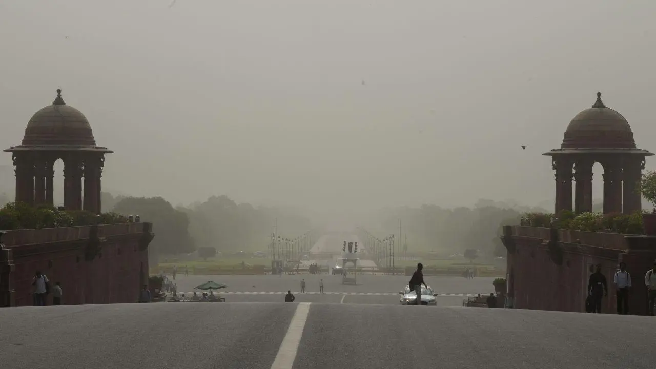 Dust storm sweeps Delhi-NCR, IMD warns of more turbulent weather