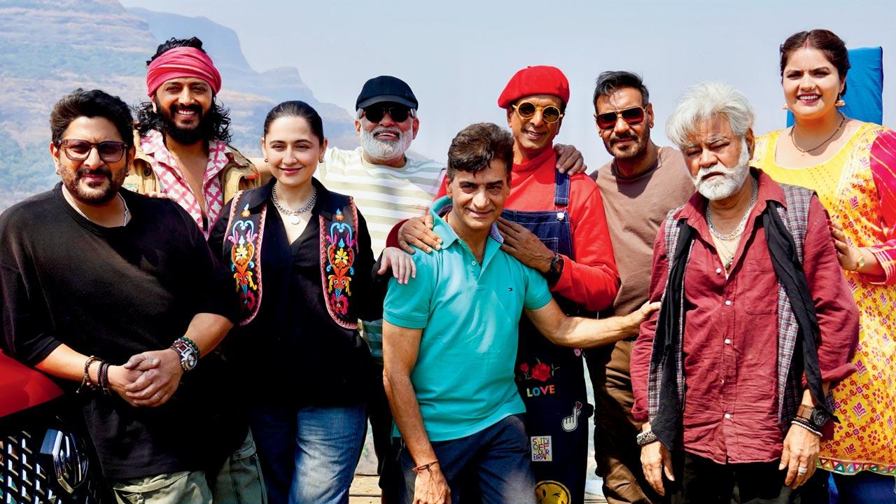 (From left) Arshad Warsi, Riteish Deshmukh, Sanjeeda Shaikh, Indra Kumar, Jaaved Jaffrey, Ajay Devgn, Sanjay Mishra, and Anjali Anand