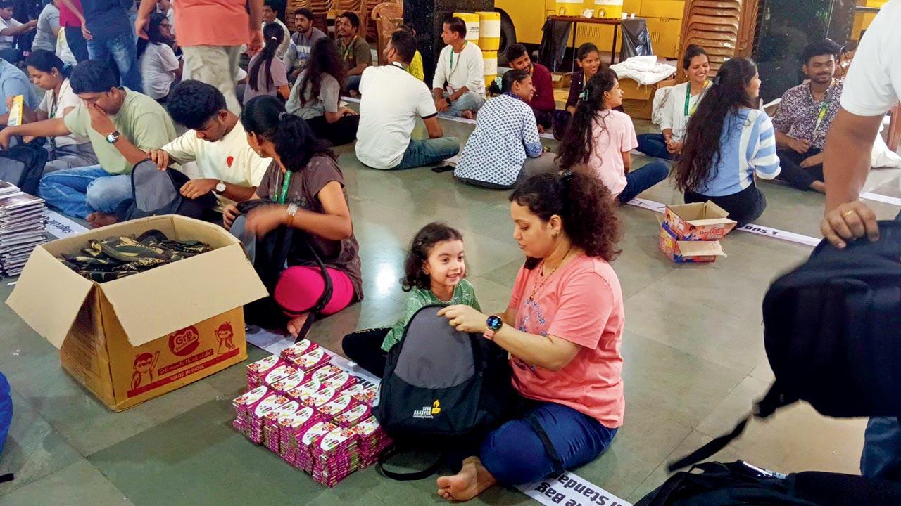 Volunteers assemble the kit at an event. Pic Courtesy/Seva Sahayog Foundation