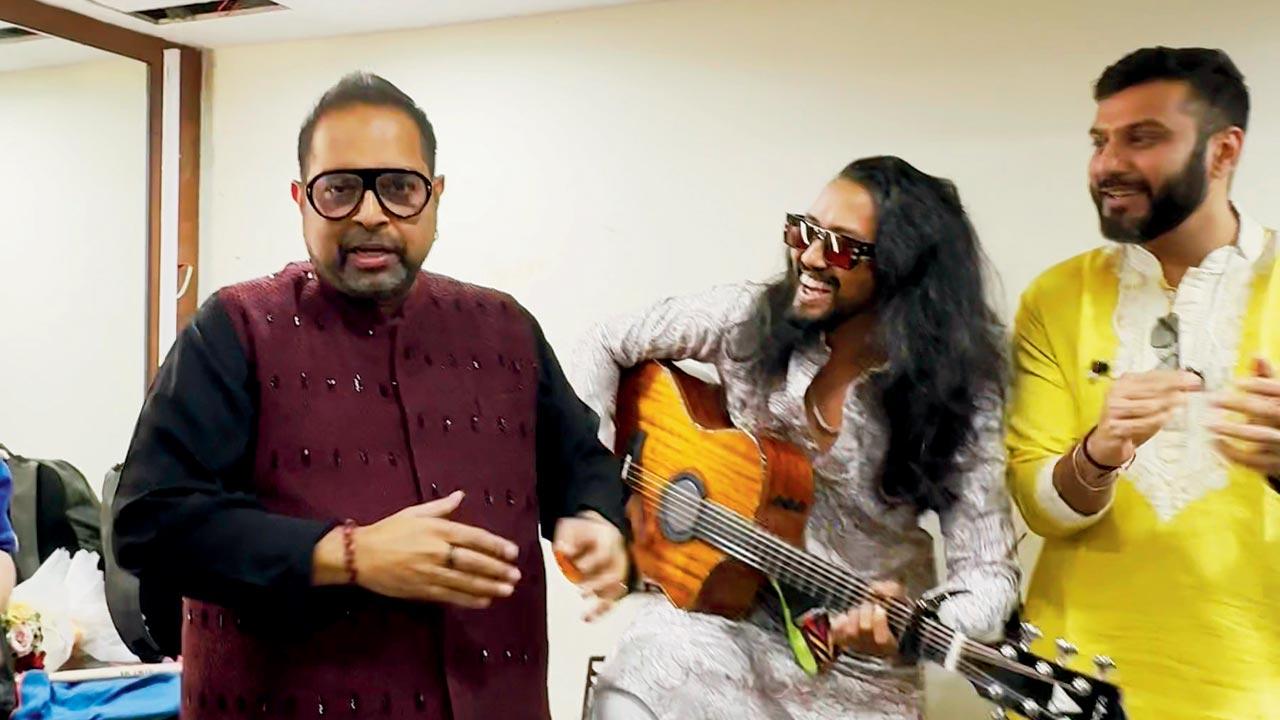 Shankar Mahadevan jams with the band backstage in Byculla. Pics Courtesy/Swapnil Tarphe