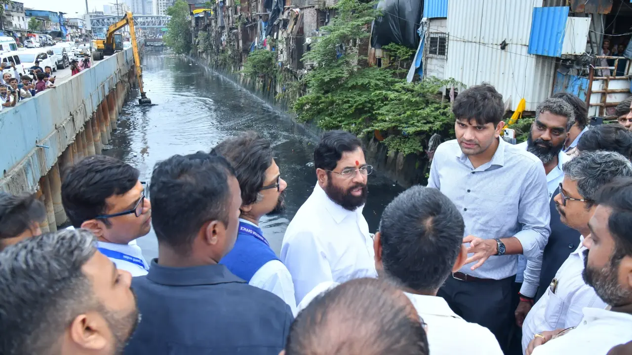Complete all ongoing drain cleaning work in Mumbai by June 7, Shinde tells BMC