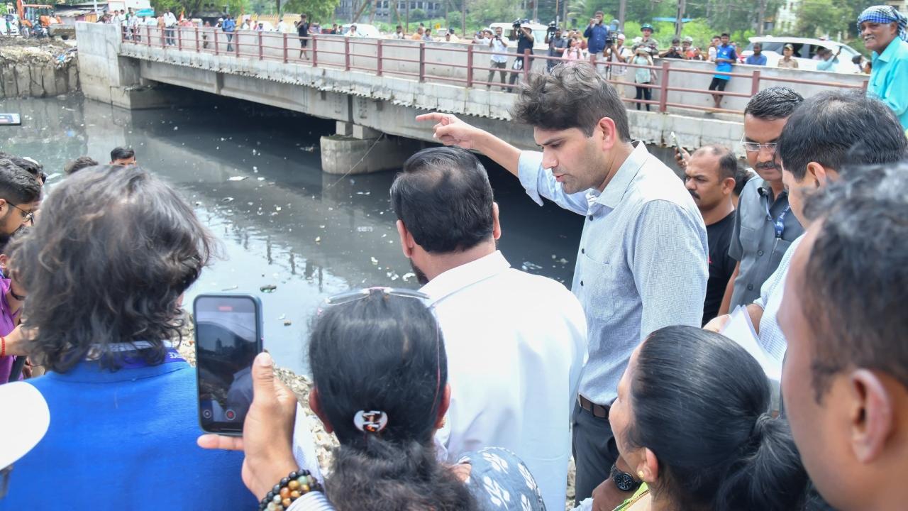 For the first time, Artificial Intelligence (AI) technology and robots are being used in Mumbai’s drain cleaning operations. Robots are clearing waste from under railway culverts, while AI is helping monitor and manage the cleaning process