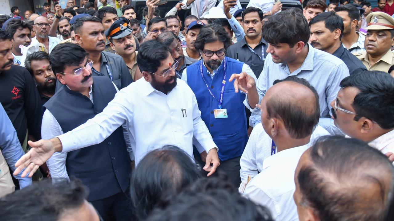 During an inspection visit to multiple locations including Usha Nagar in Bhandup, Nehru Nagar Nalla in Wadala, and near T Junction in Dharavi, Eknath Shinde warned that strict action will be taken against officials who delay or neglect the crucial work