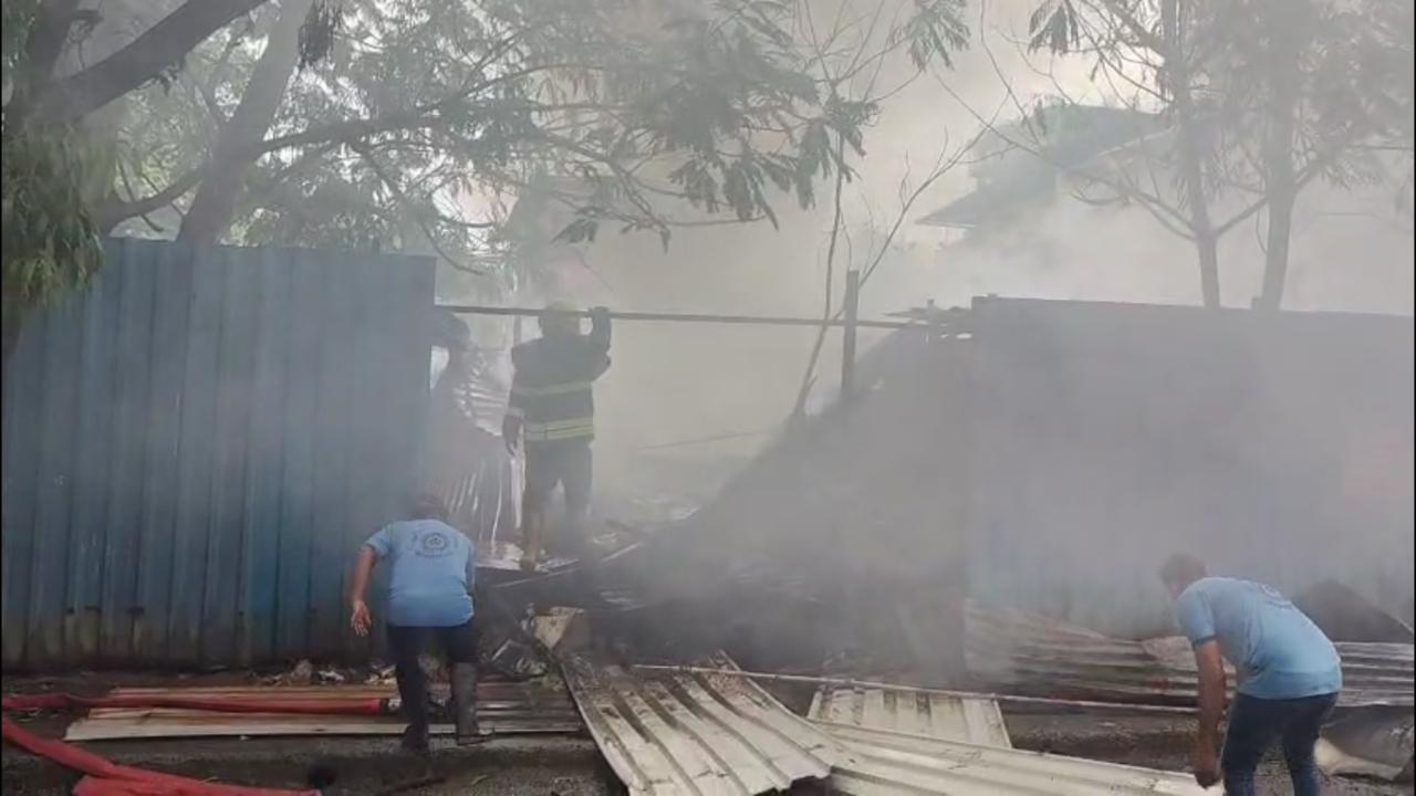 Upon receiving an alert, the municipal fire department reached the site immediately and managed to control the blaze within about an hour