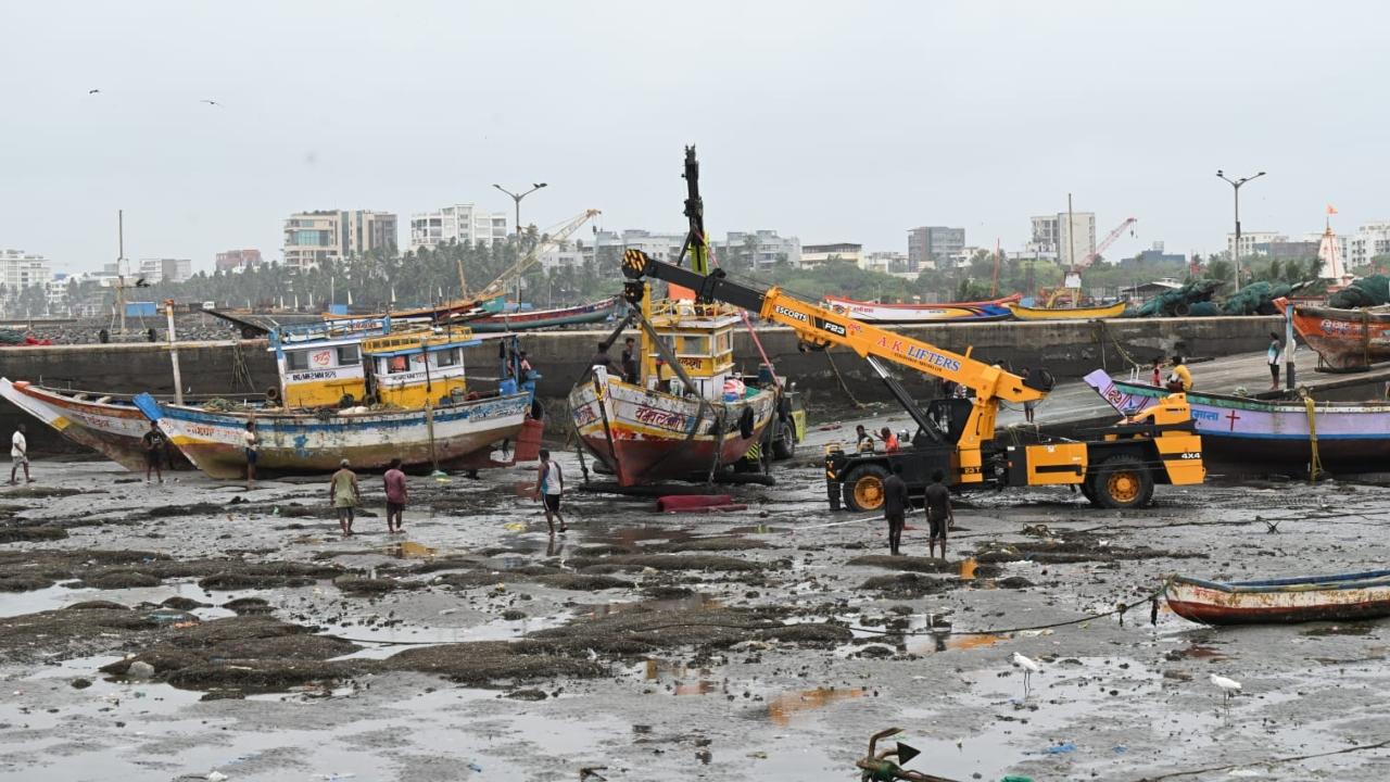 Mumbai has been recently witnessing pre-monsoon showers since last week. The city experienced heavy rains that began on Saturday night and continued on Sunday morning