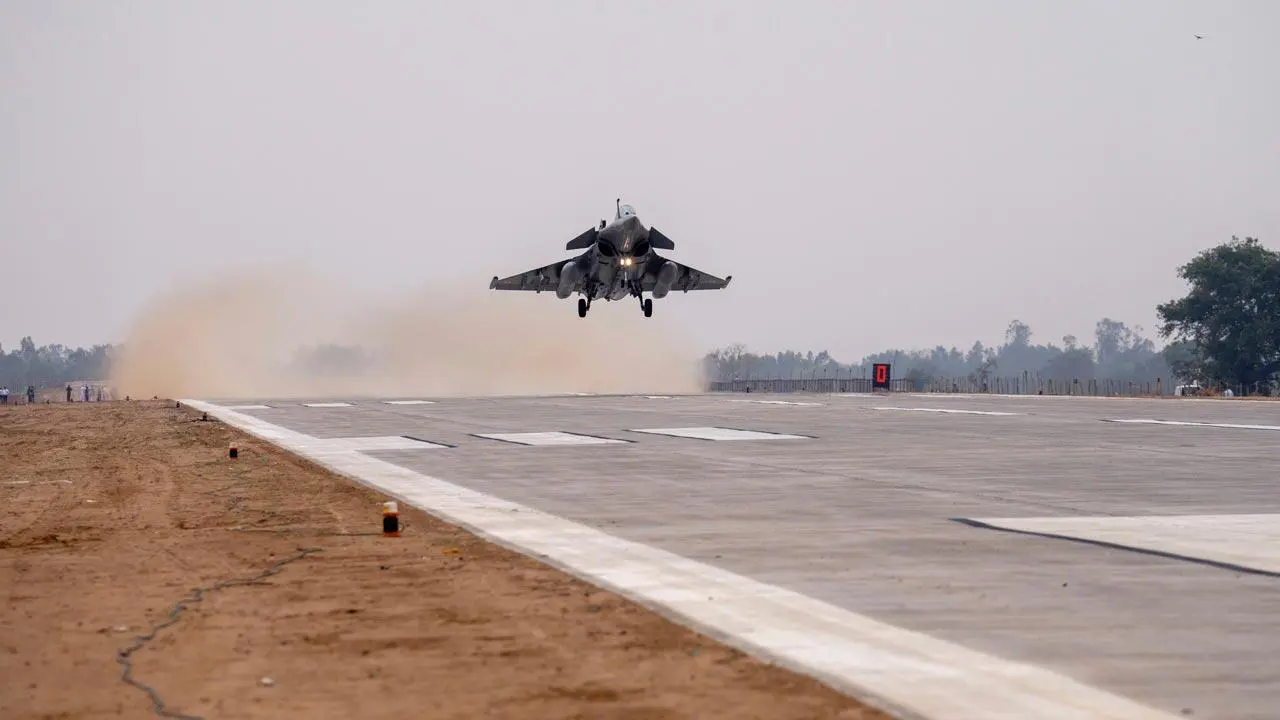Uttar Pradesh: IAF holds landing drills on Ganga Expressway in Shahjahanpur
