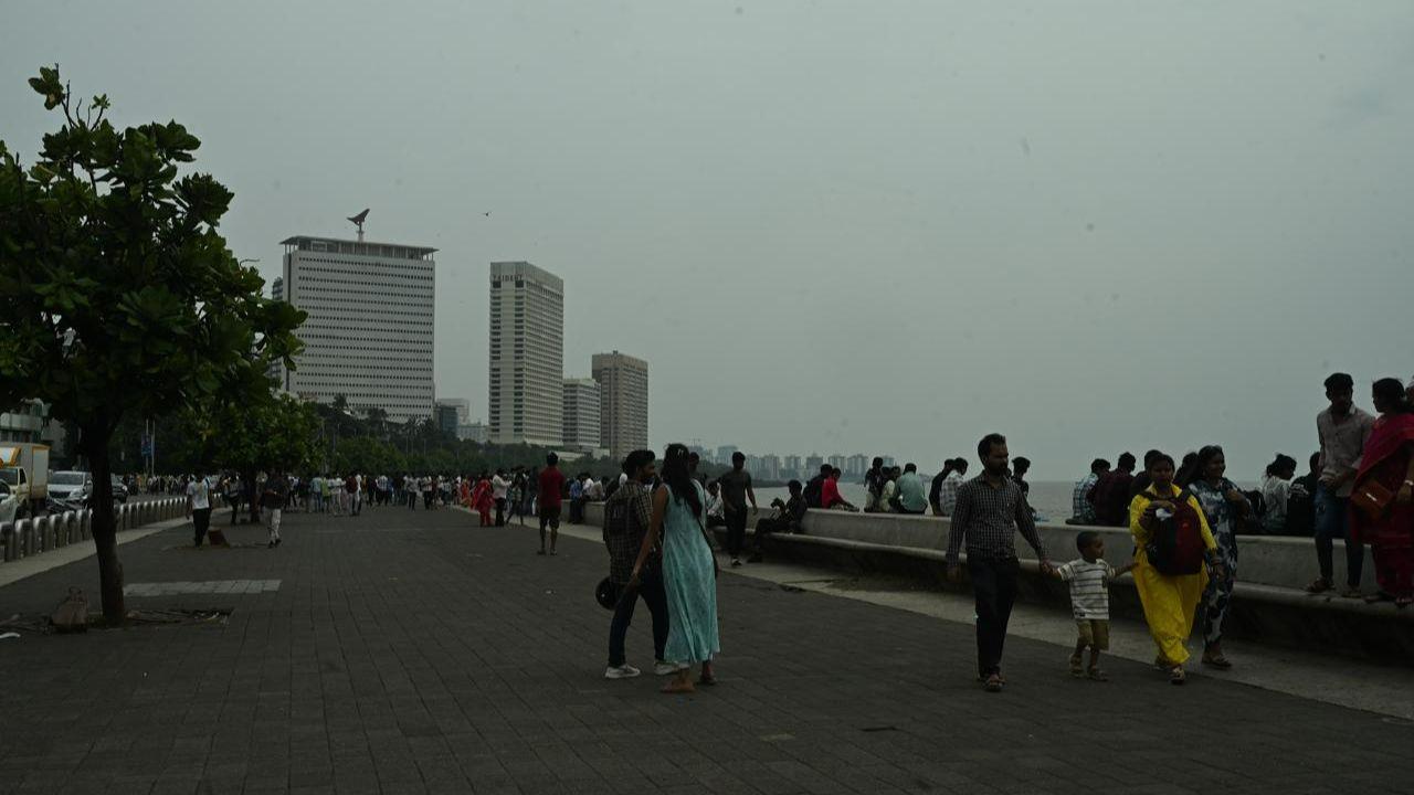 At Marine Drive, couples, friends, and families gathered along the expansive walkway —some enjoying conversations even as others sat quietly, gazing at the horizon, lost in thought. Pic/ Atul Kamble