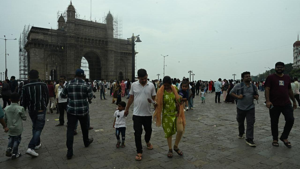 Photographers and tourists made the most of the dramatic sky, capturing snapshots of the city’s contrasting modern skyline against the overcast backdrop. Pic/ Atul Kamble