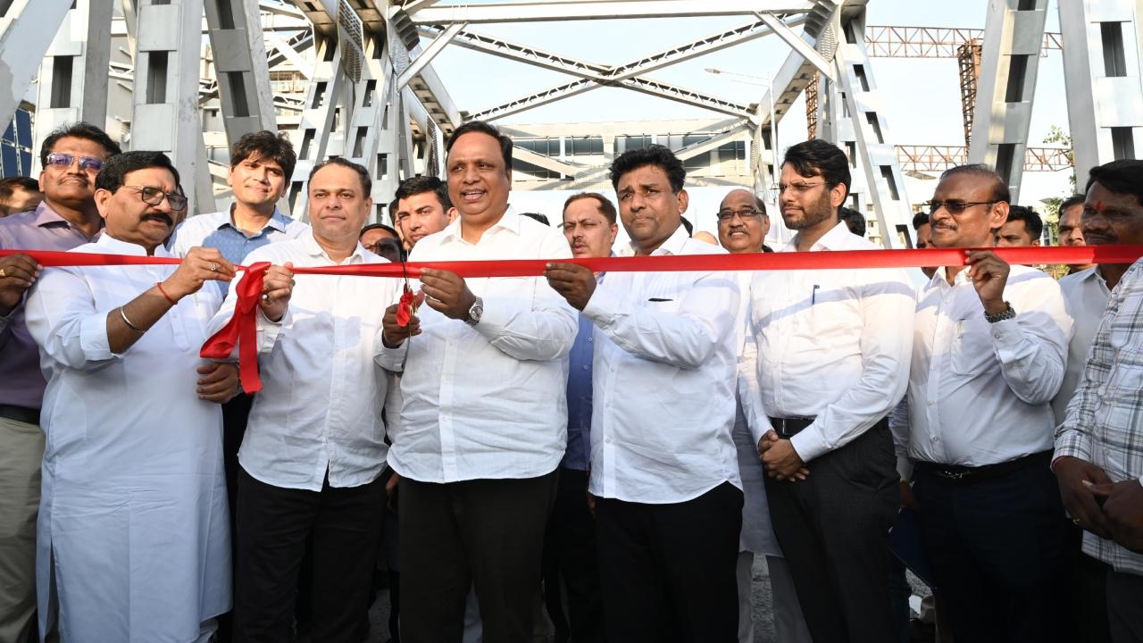 The total length of the bridge is 511 metres, with a width of 27 metres. It includes three lanes on each side and footpaths on both ends