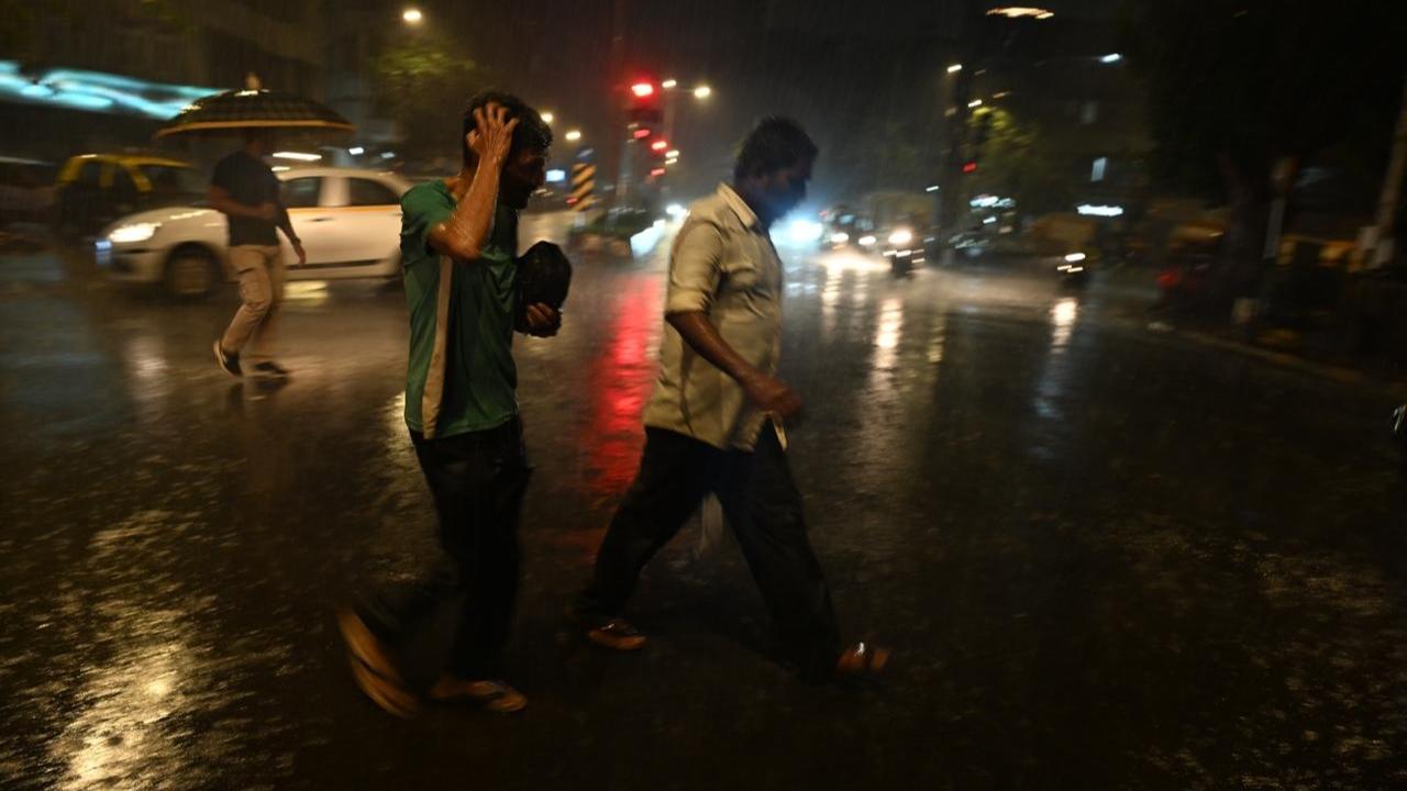 Mumbai has been recently witnessing pre-monsoon showers since last week. The city experienced heavy rains that began on Saturday night and continued on Sunday morning