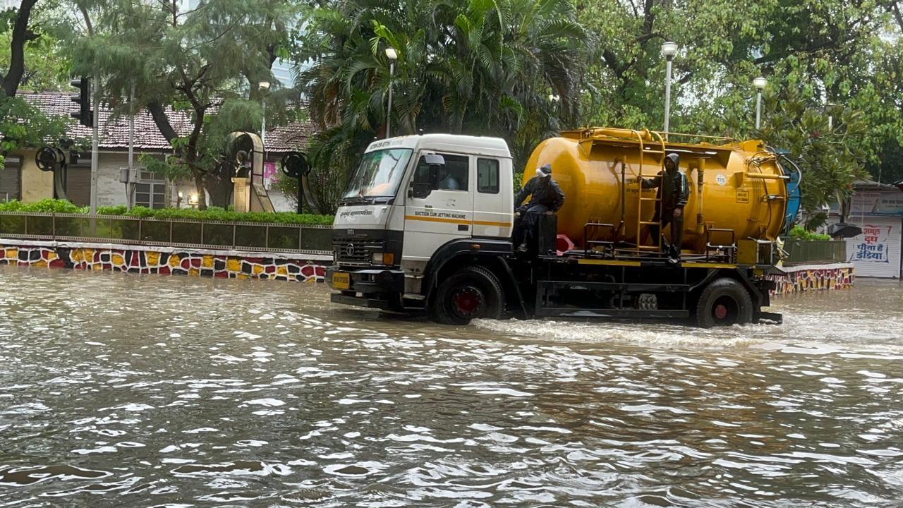 As a result, stranded commuters and shopkeepers waited anxiously for the waters to recede, while authorities urged caution and patience amid the city’s latest monsoon challenge